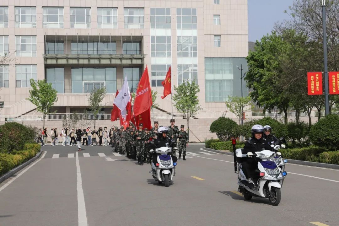 学校举办“共学铸牢金教材 共走民族团结路”第十八届“五四”拉练活动